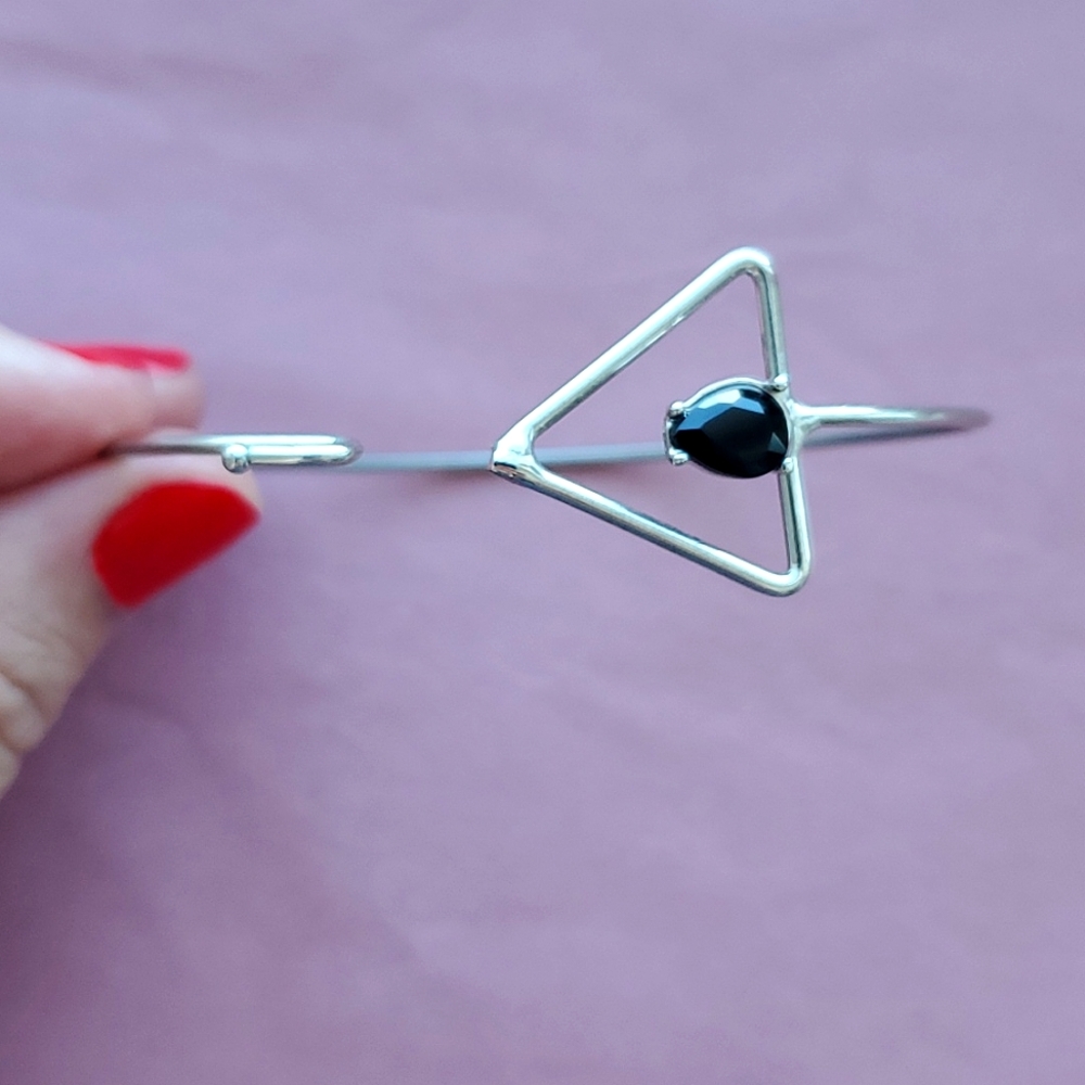 Elegant bracelet for women, with a black stud